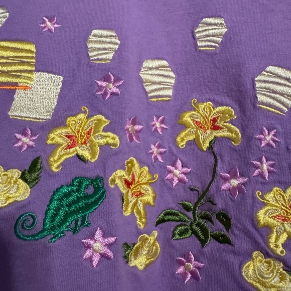 Disney Tangled Floral Lanterns Women’s Teeshirt BoxLunch Excluaivw - Picture 6 of 8